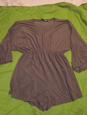 Maroon color jumper, long sleeve.